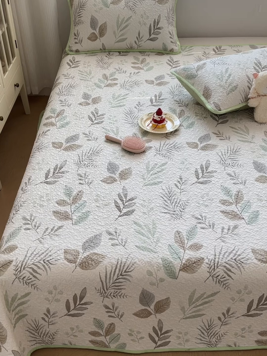 91家纺网 家纺一手货源 找家纺 绵庭家纺 2026新款全棉印花夹棉床盖三件套 叶语轻喃-绿