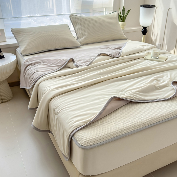 91家纺网 家纺一手货源 找家纺 乐家欣 2026新款凉感冰丝夏被床笠四件套 床笠冰丝-奶昔白