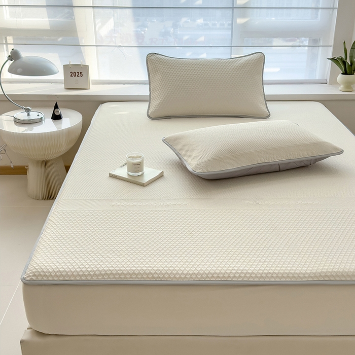 91家纺网 家纺一手货源 找家纺 乐家欣 2026新款凉感冰丝夏被床笠四件套 床笠冰丝-奶昔白