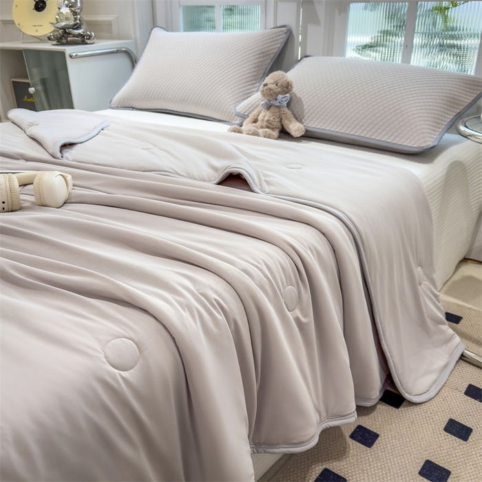 91家纺网 家纺一手货源 找家纺 乐家欣 2026新款凉感冰丝夏被床笠四件套 凉感夏被-浅灰