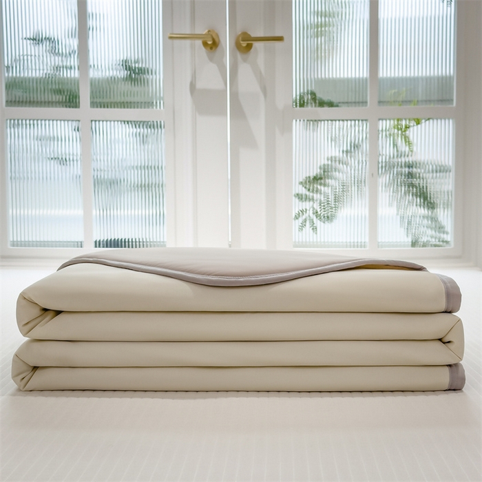 91家纺网 家纺一手货源 找家纺 乐家欣 2026新款凉感冰丝夏被床笠四件套 凉感夏被-奶昔白