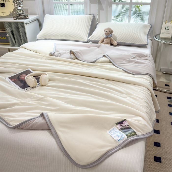91家纺网 家纺一手货源 找家纺 乐家欣 2026新款凉感冰丝夏被床笠四件套 凉感夏被-奶昔白