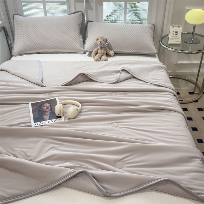 91家纺网 家纺一手货源 找家纺 乐家欣 2026新款凉感冰丝夏被床笠四件套 凉感夏被-浅灰