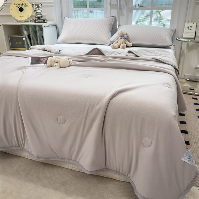 91家纺网 家纺一手货源 找家纺 乐家欣 2026新款凉感冰丝夏被床笠四件套 凉感夏被-浅灰