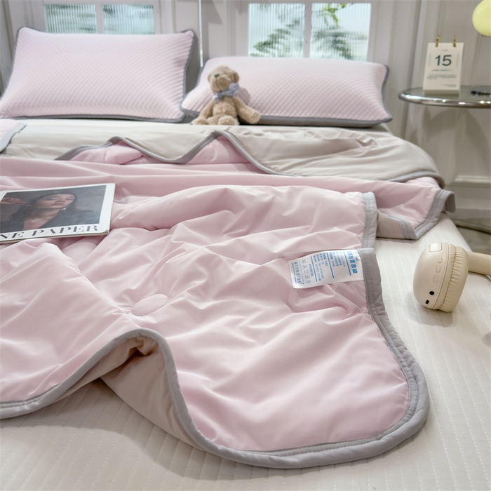 91家纺网 家纺一手货源 找家纺 乐家欣 2026新款凉感冰丝夏被床笠四件套 凉感夏被-蜜桃粉
