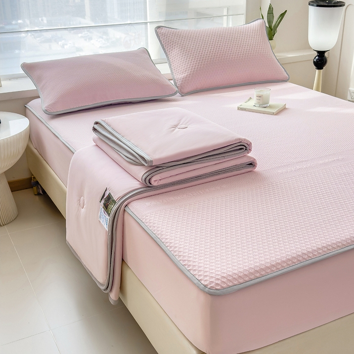 91家纺网 家纺一手货源 找家纺 乐家欣 2026新款凉感冰丝夏被床笠四件套 床笠冰丝-蜜桃粉