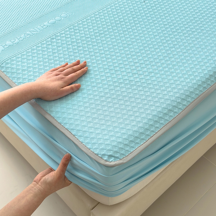 91家纺网 家纺一手货源 找家纺 乐家欣 2026新款凉感冰丝夏被床笠四件套 床笠冰丝-清水蓝