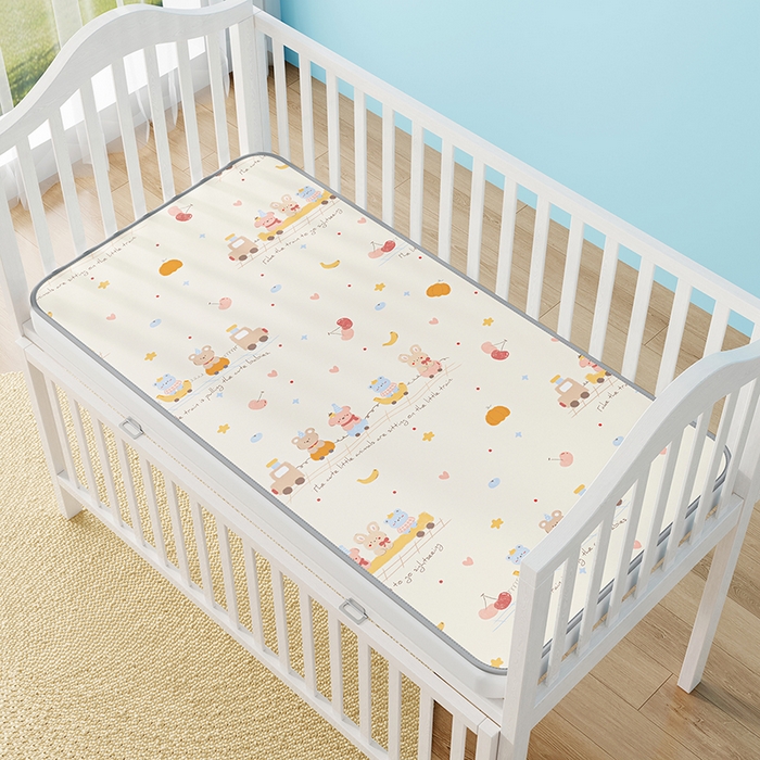 91家纺网 家纺一手货源 找家纺 家品罗兰 2026春夏新款数码印花婴儿床冰丝席-水光冰丝系列 萌宝小火车