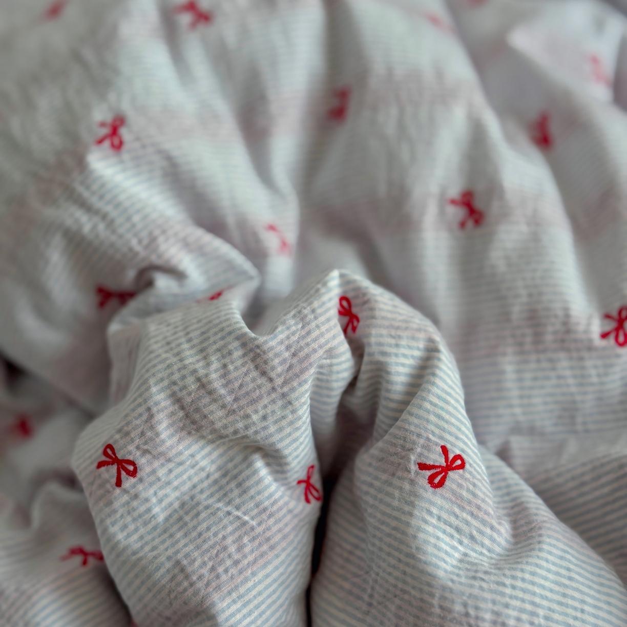 91家纺网 家纺一手货源 找家纺 田野 2026新款全棉水洗提花贝壳边四件套 蓝条小桃结