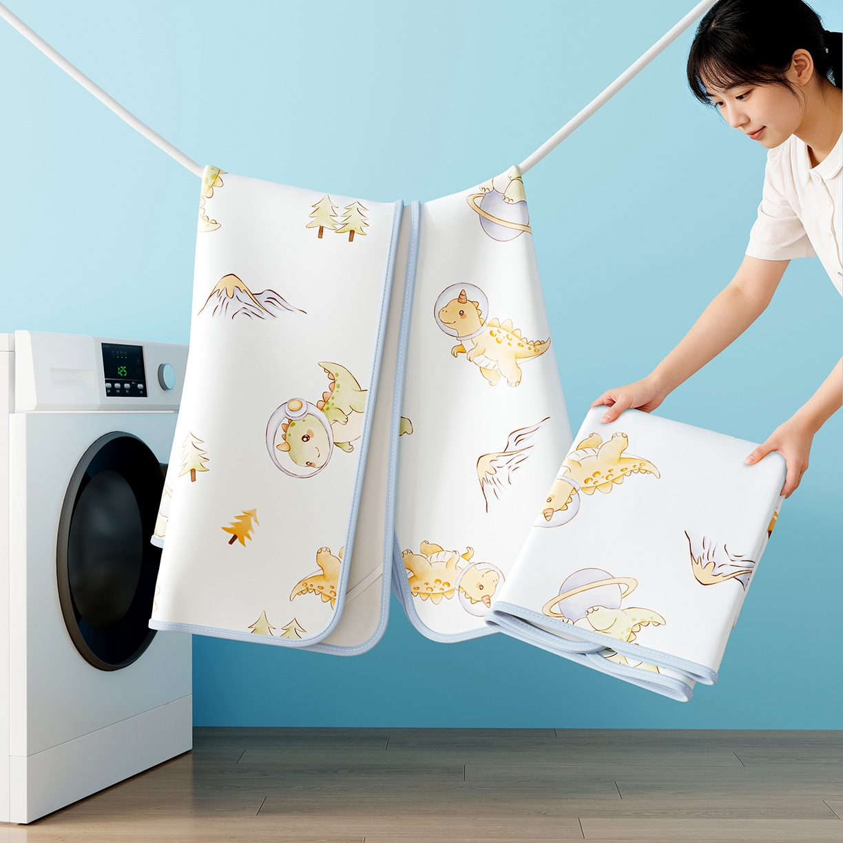 91家纺网 家纺一手货源 找家纺 家品罗兰 2026春夏新款数码印花婴儿床冰丝席-水光冰丝系列 呆萌恐龙