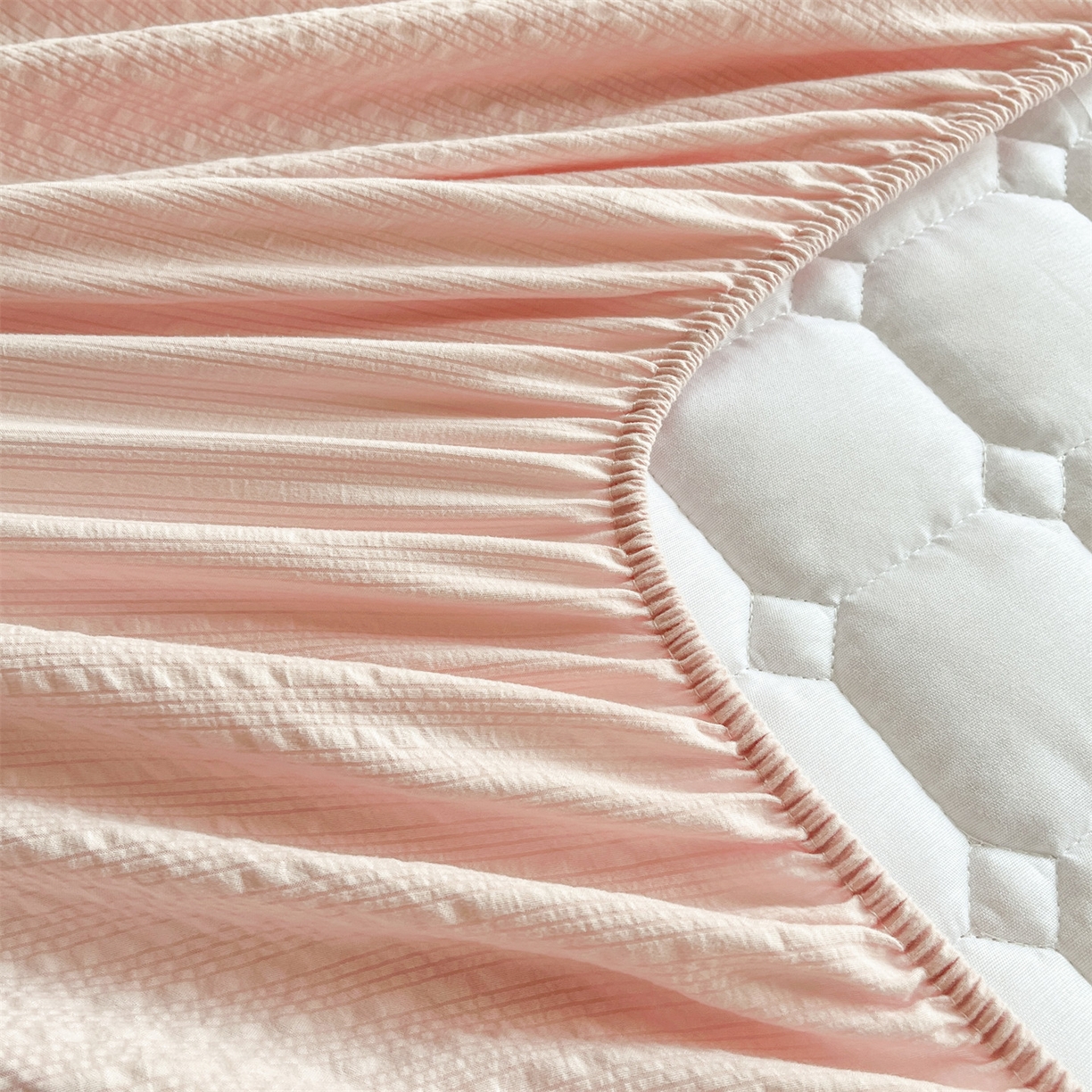 91家纺网 家纺一手货源 找家纺 优眠坊 2026新款亲肤泡芙纱夹棉单床笠床笠单件单品床笠三件套 心心相印-夹棉款