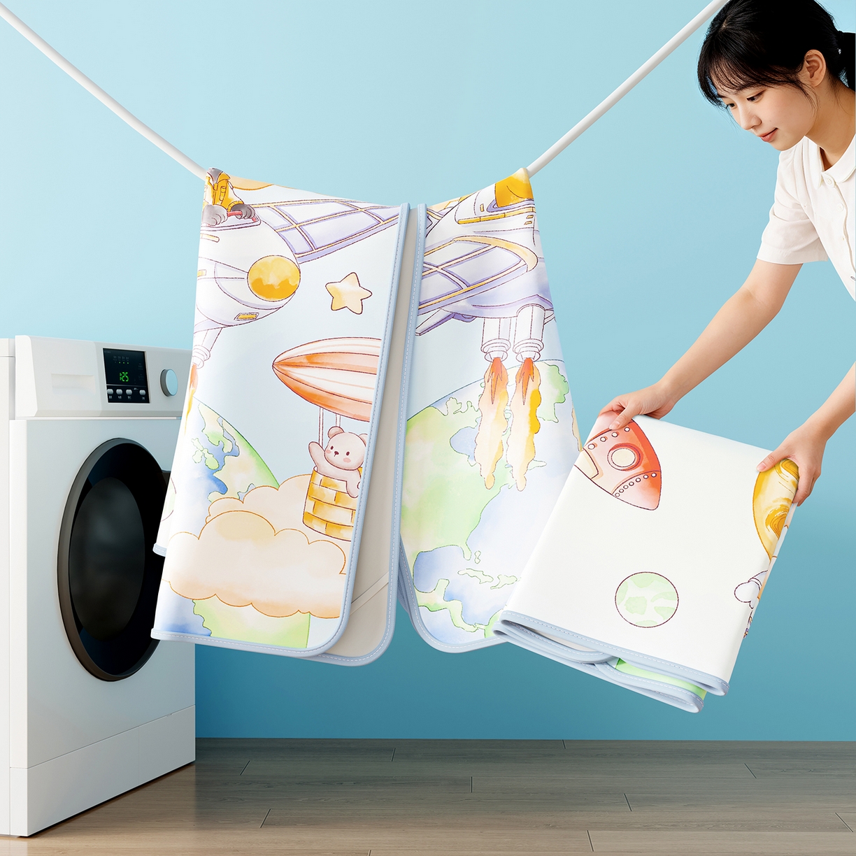 91家纺网 家纺一手货源 找家纺 家品罗兰 2026春夏新款数码印花婴儿床冰丝席-水光冰丝系列 星际漫游