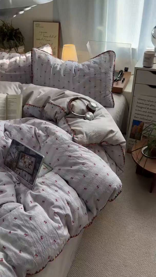 91家纺网 家纺一手货源 找家纺 田野 2026新款全棉水洗提花贝壳边四件套 蓝条小桃结