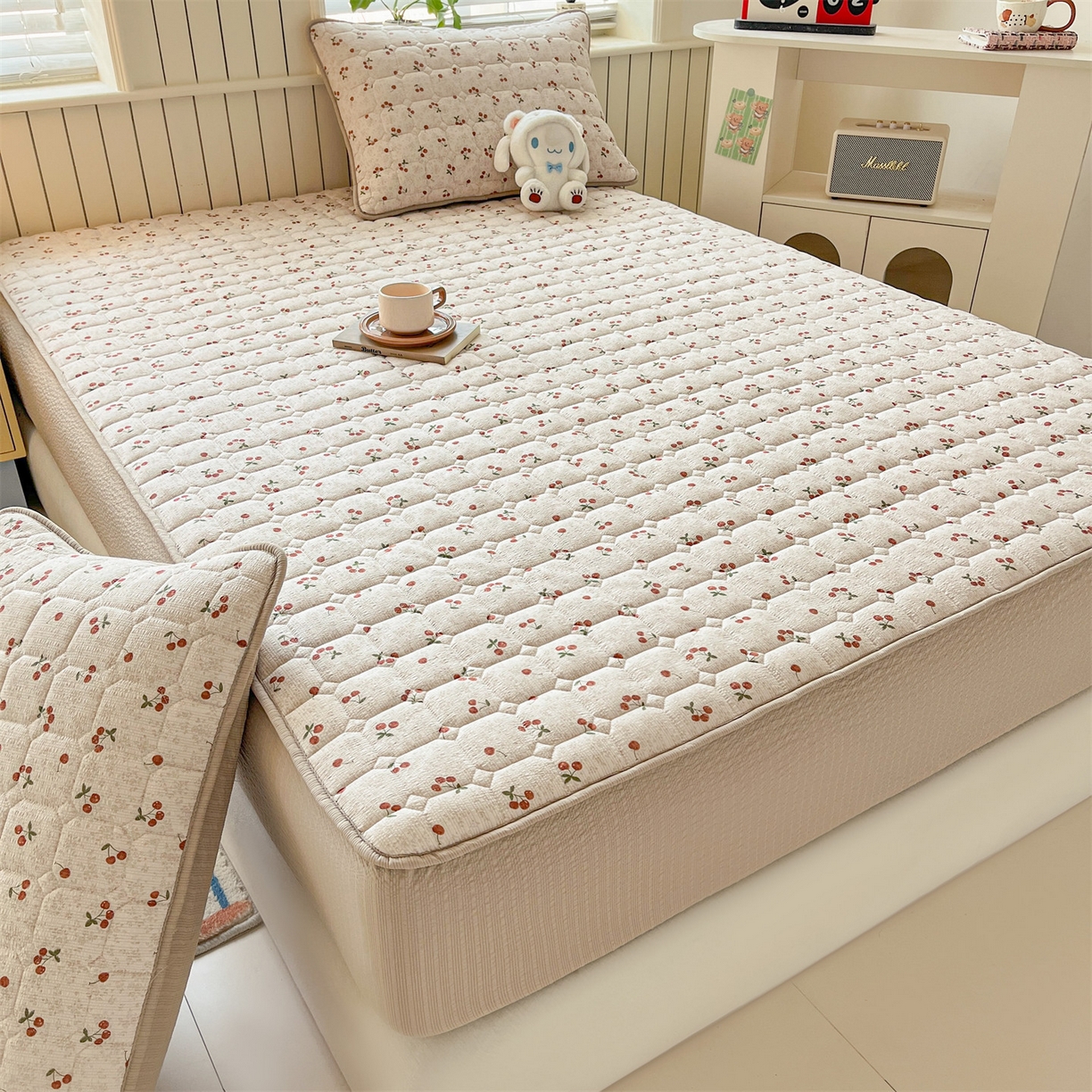 91家纺网 家纺一手货源 找家纺 优眠坊 2026新款亲肤泡芙纱夹棉单床笠床笠单件单品床笠三件套 樱桃心事-夹棉款