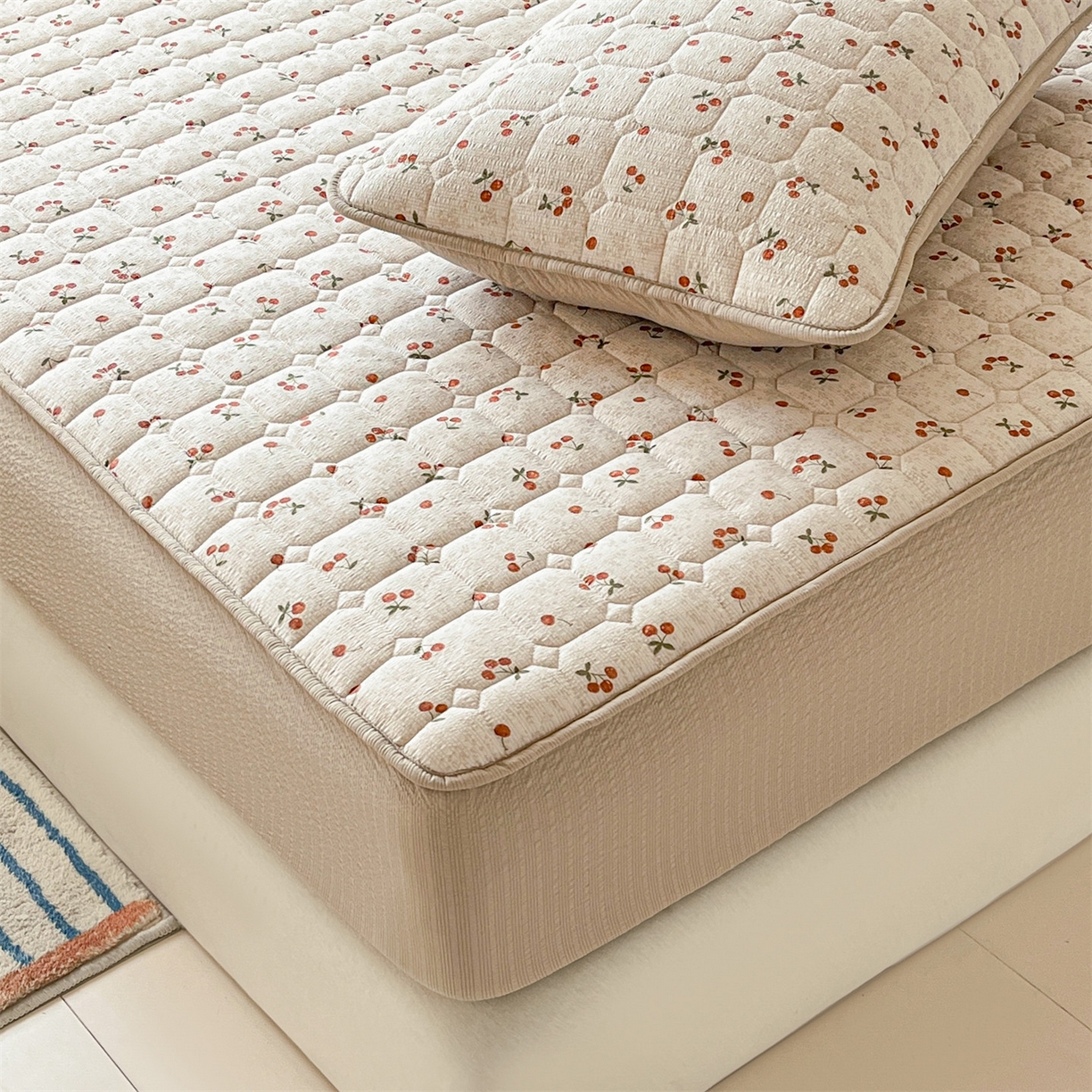 91家纺网 家纺一手货源 找家纺 优眠坊 2026新款亲肤泡芙纱夹棉单床笠床笠单件单品床笠三件套 樱桃心事-夹棉款