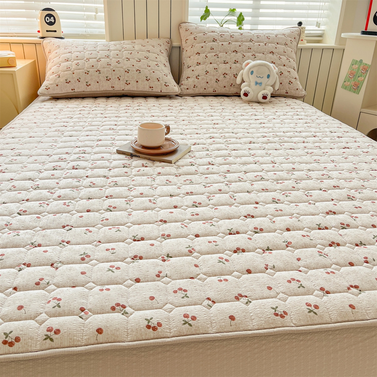 91家纺网 家纺一手货源 找家纺 优眠坊 2026新款亲肤泡芙纱夹棉单床笠床笠单件单品床笠三件套 樱桃心事-夹棉款