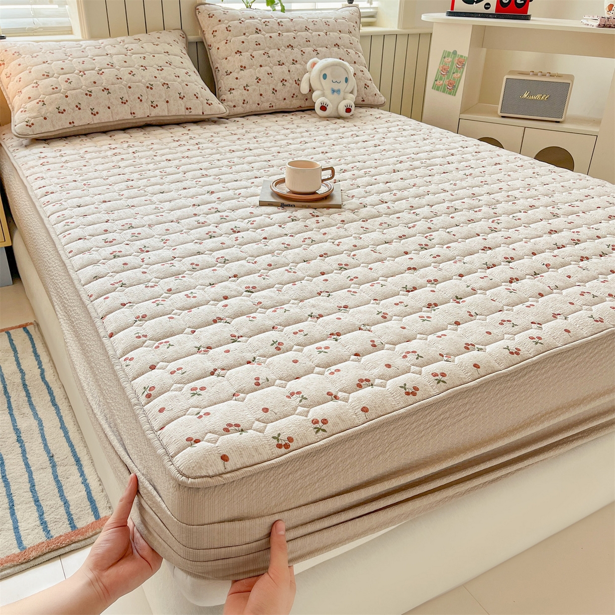 91家纺网 家纺一手货源 找家纺 优眠坊 2026新款亲肤泡芙纱夹棉单床笠床笠单件单品床笠三件套 樱桃心事-夹棉款