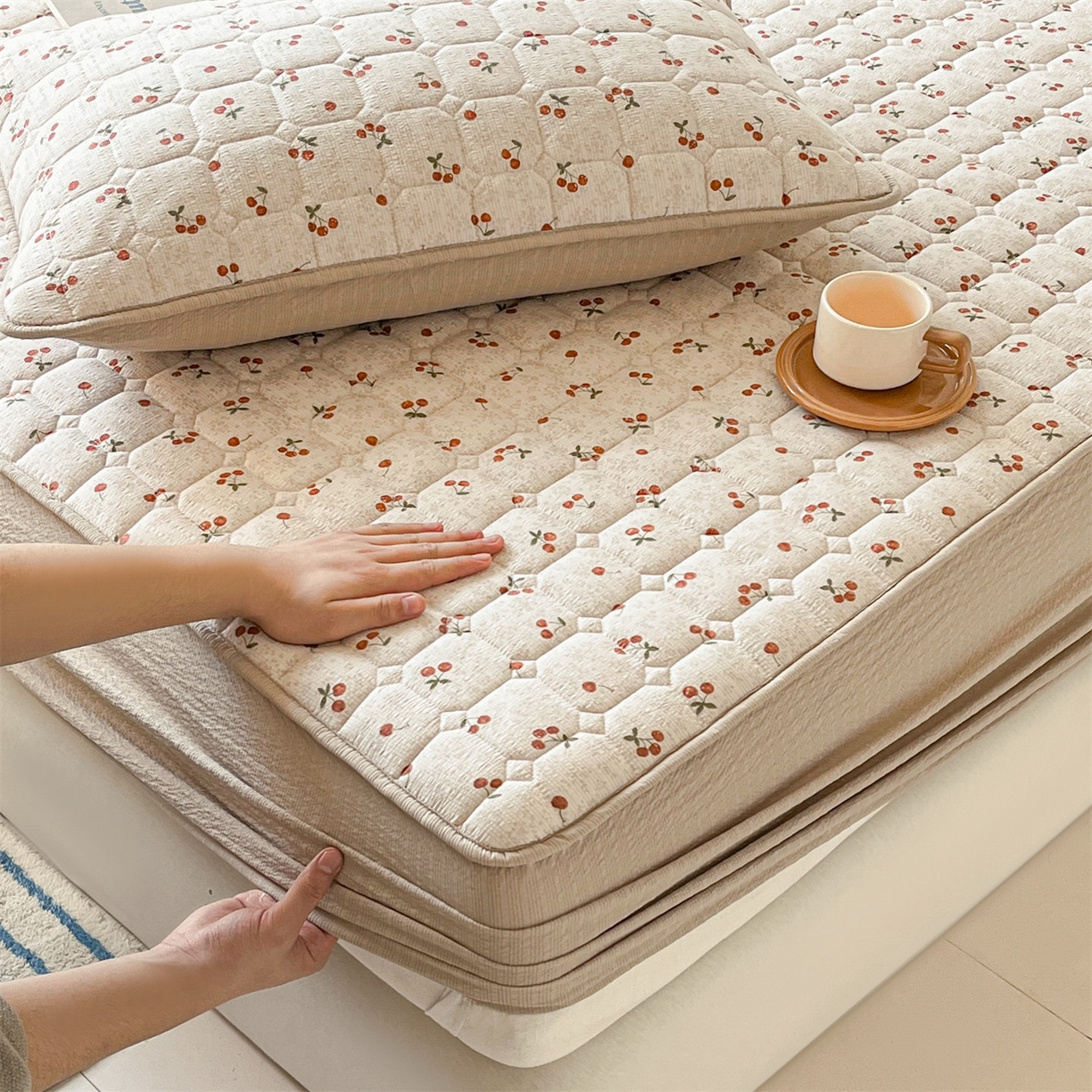 91家纺网 家纺一手货源 找家纺 优眠坊 2026新款亲肤泡芙纱夹棉单床笠床笠单件单品床笠三件套 樱桃心事-夹棉款