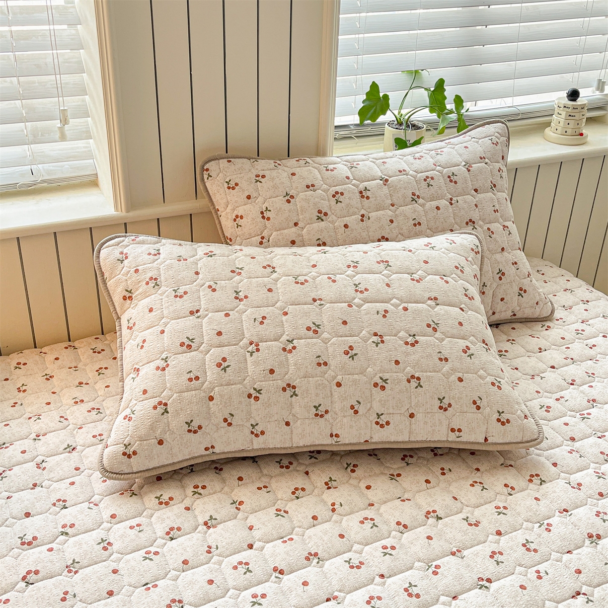 91家纺网 家纺一手货源 找家纺 优眠坊 2026新款亲肤泡芙纱夹棉单床笠床笠单件单品床笠三件套 樱桃心事-夹棉款