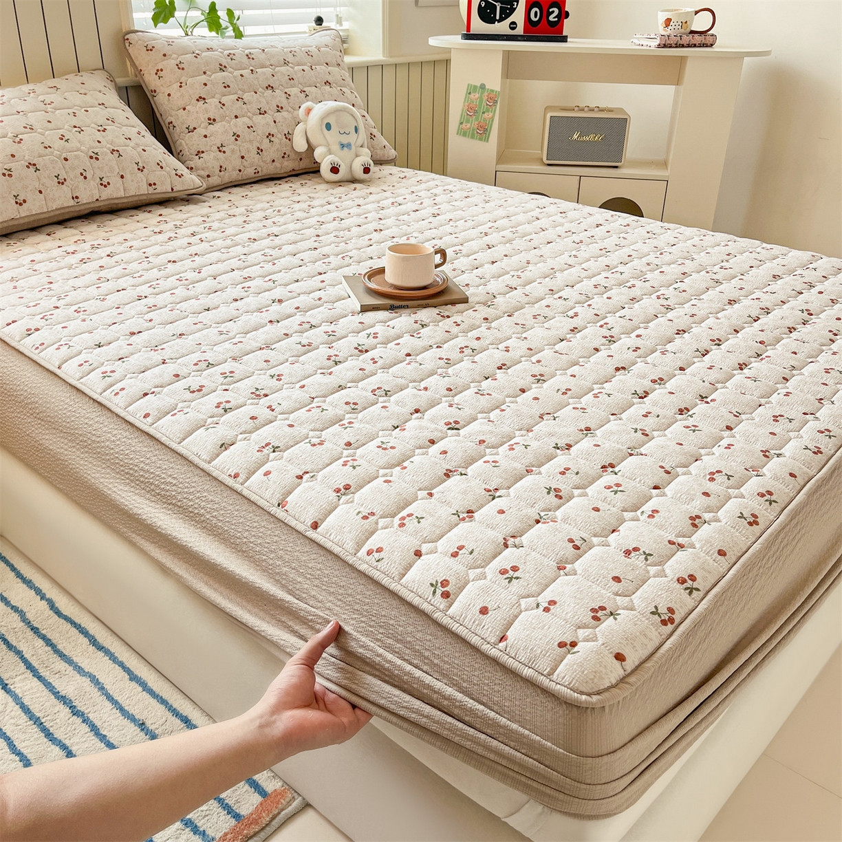 91家纺网 家纺一手货源 找家纺 优眠坊 2026新款亲肤泡芙纱夹棉单床笠床笠单件单品床笠三件套 樱桃心事-夹棉款