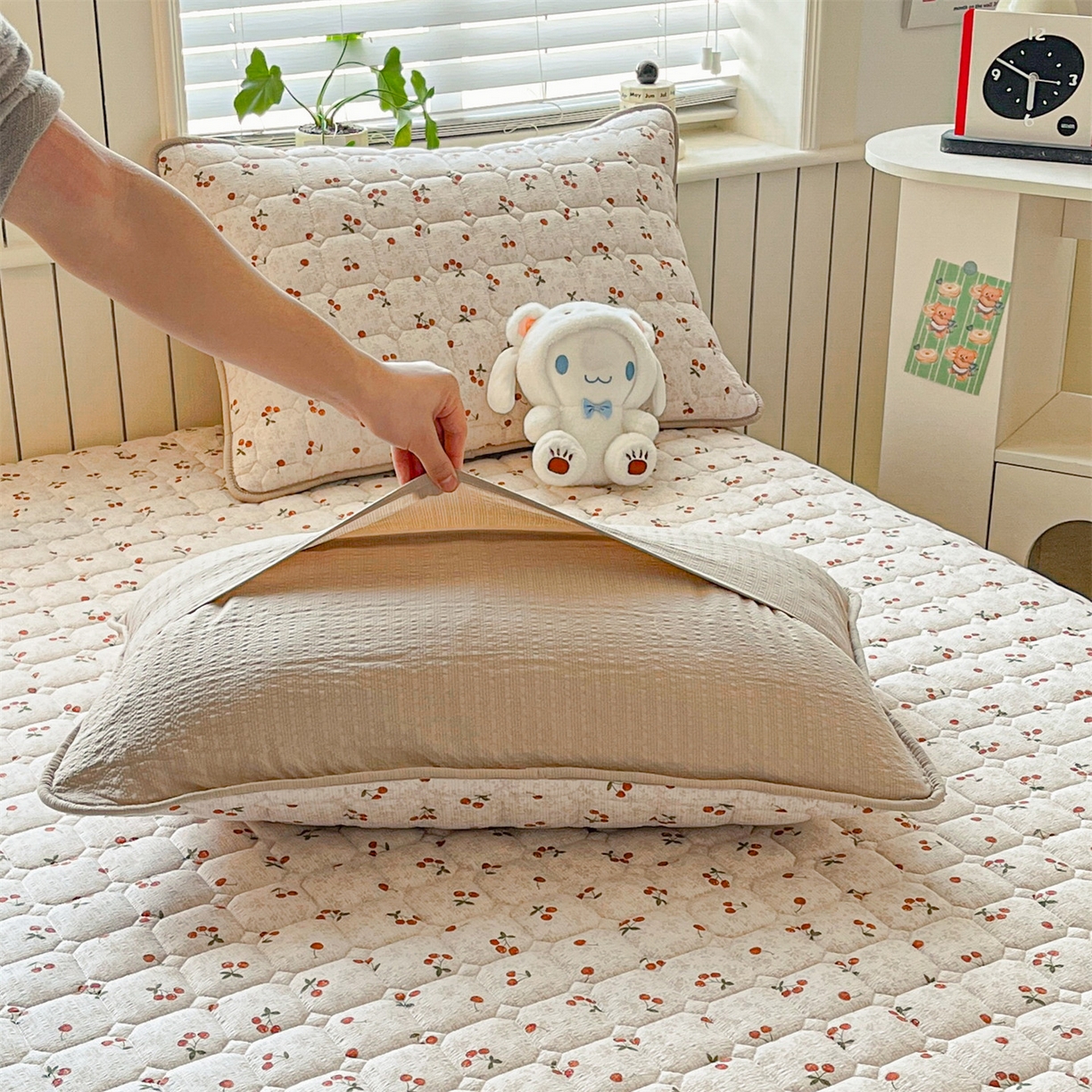 91家纺网 家纺一手货源 找家纺 优眠坊 2026新款亲肤泡芙纱夹棉单床笠床笠单件单品床笠三件套 樱桃心事-夹棉款