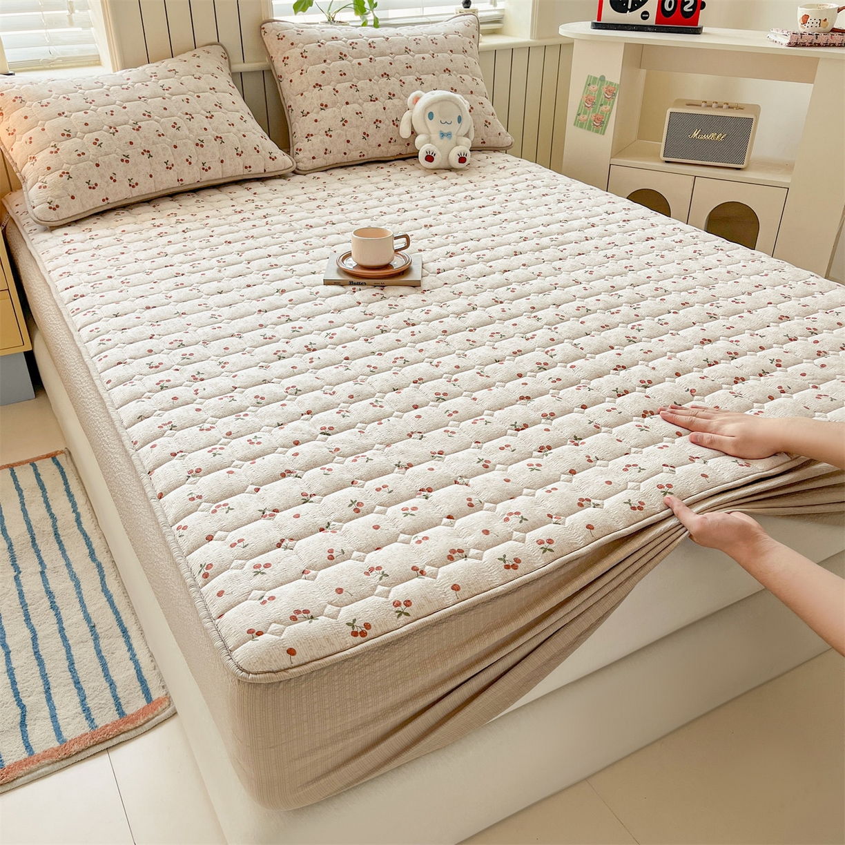 91家纺网 家纺一手货源 找家纺 优眠坊 2026新款亲肤泡芙纱夹棉单床笠床笠单件单品床笠三件套 樱桃心事-夹棉款