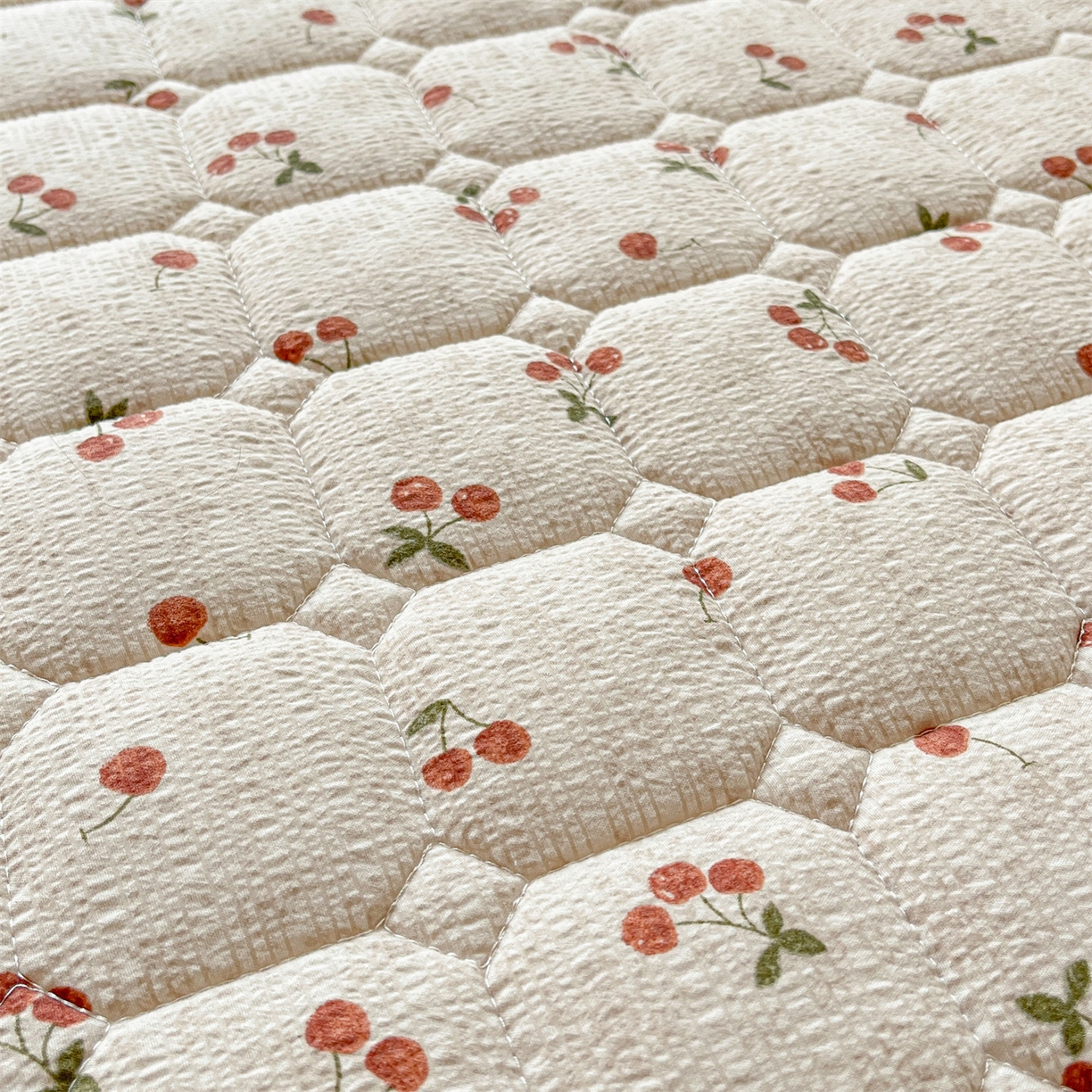 91家纺网 家纺一手货源 找家纺 优眠坊 2026新款亲肤泡芙纱夹棉单床笠床笠单件单品床笠三件套 樱桃心事-夹棉款