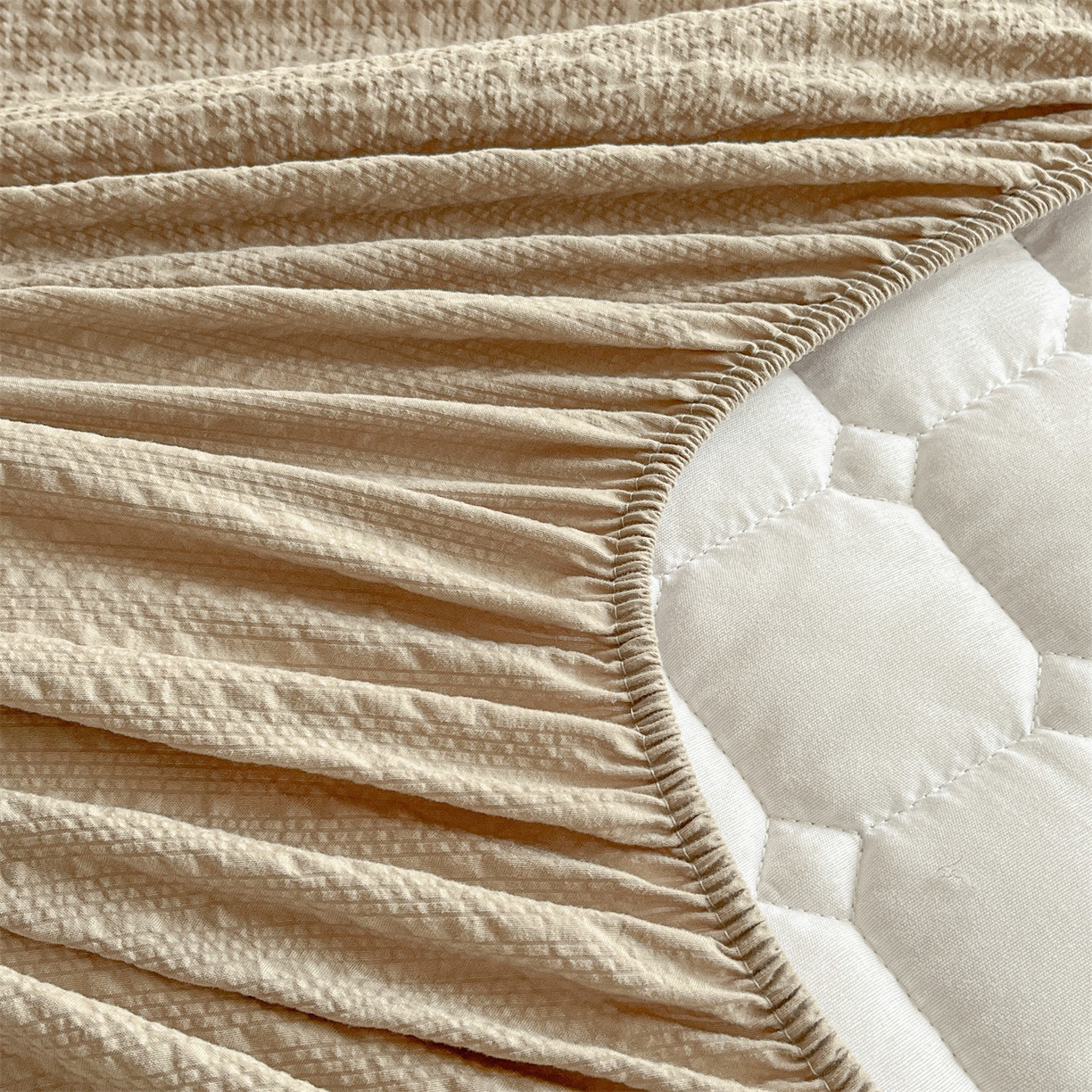 91家纺网 家纺一手货源 找家纺 优眠坊 2026新款亲肤泡芙纱夹棉单床笠床笠单件单品床笠三件套 樱桃心事-夹棉款