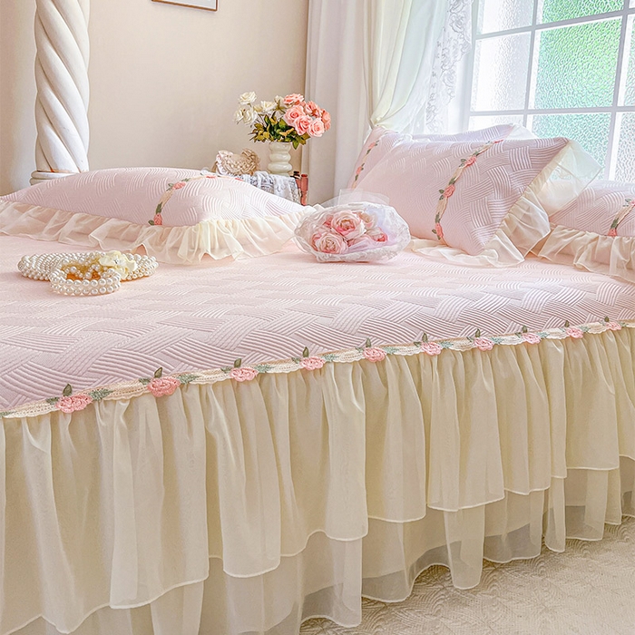 91家纺网 家纺一手货源 找家纺 瑞宝 2026新款负离子冰岛丝花边床裙款凉席席子三件套-莉莉安 莉莉安-蜜粉