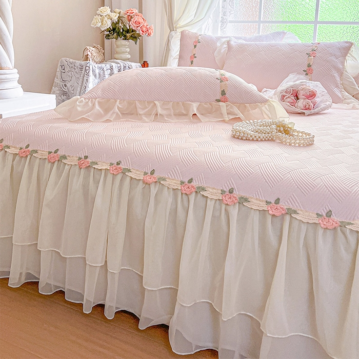 91家纺网 家纺一手货源 找家纺 瑞宝 2026新款负离子冰岛丝花边床裙款凉席席子三件套-莉莉安 莉莉安-蜜粉