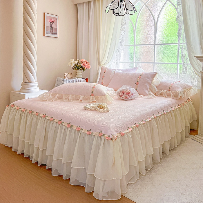 91家纺网 家纺一手货源 找家纺 瑞宝 2026新款负离子冰岛丝花边床裙款凉席夏被夏凉被空调被四件套-莉莉安 莉莉安-蜜粉