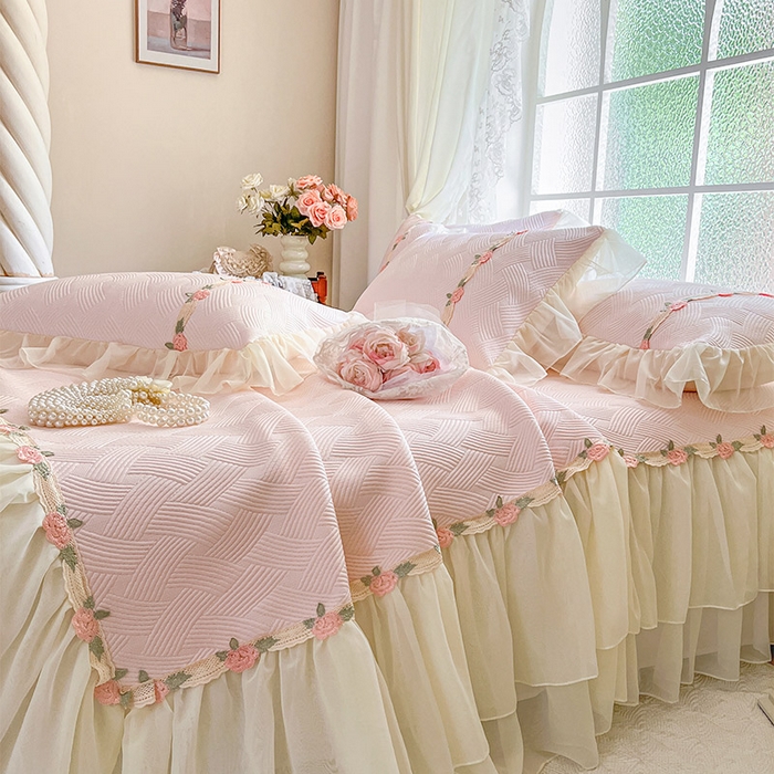 91家纺网 家纺一手货源 找家纺 瑞宝 2026新款负离子冰岛丝花边床裙款凉席夏被夏凉被空调被四件套-莉莉安 莉莉安-蜜粉