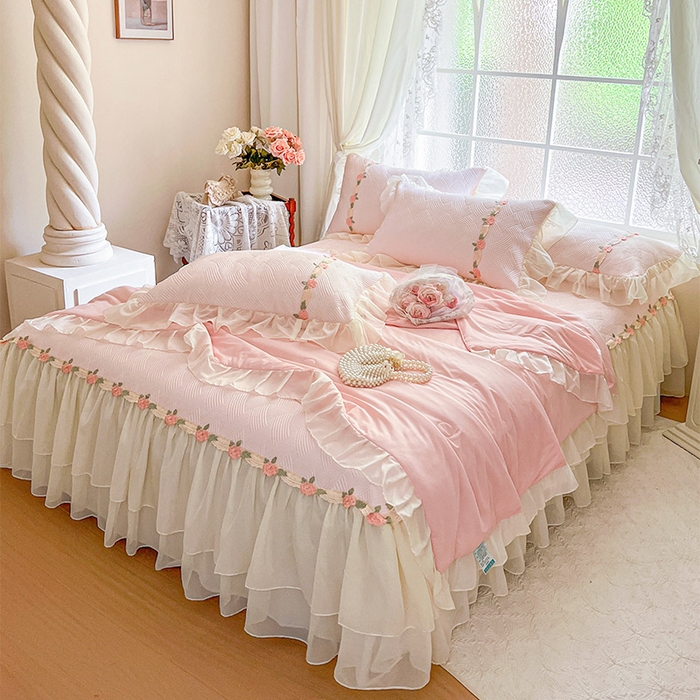 91家纺网 家纺一手货源 找家纺 瑞宝 2026新款负离子冰岛丝花边床裙款凉席夏被夏凉被空调被四件套-莉莉安 莉莉安-蜜粉