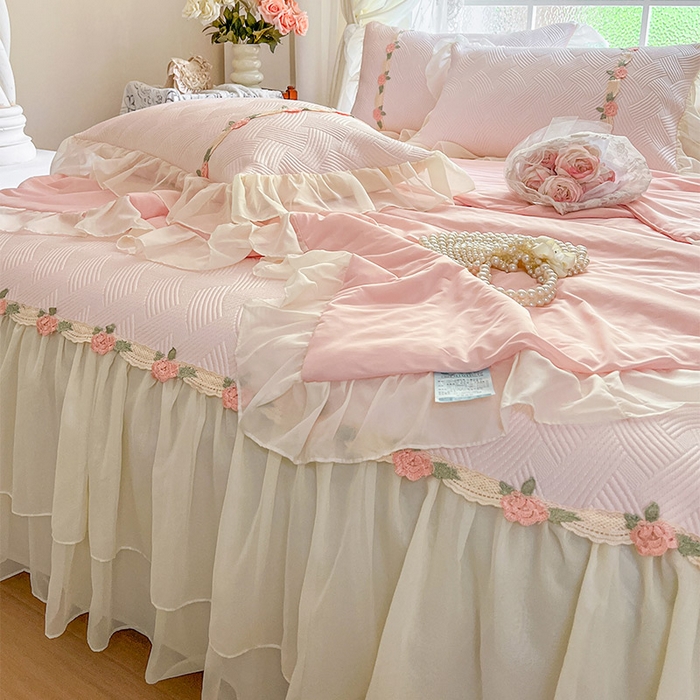 91家纺网 家纺一手货源 找家纺 瑞宝 2026新款负离子冰岛丝花边床裙款凉席夏被夏凉被空调被四件套-莉莉安 莉莉安-蜜粉