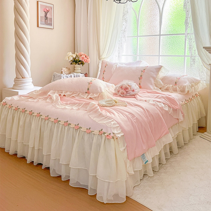 91家纺网 家纺一手货源 找家纺 瑞宝 2026新款负离子冰岛丝花边床裙款凉席夏被夏凉被空调被四件套-莉莉安 莉莉安-蜜粉