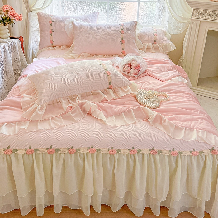 91家纺网 家纺一手货源 找家纺 瑞宝 2026新款负离子冰岛丝花边床裙款凉席夏被夏凉被空调被四件套-莉莉安 莉莉安-蜜粉