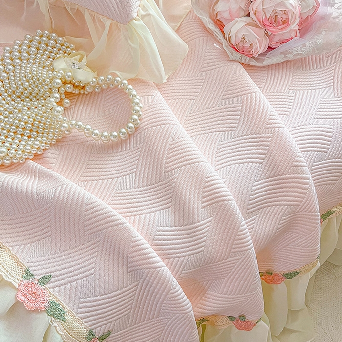 91家纺网 家纺一手货源 找家纺 瑞宝 2026新款负离子冰岛丝花边床裙款凉席夏被夏凉被空调被四件套-莉莉安 莉莉安-蜜粉