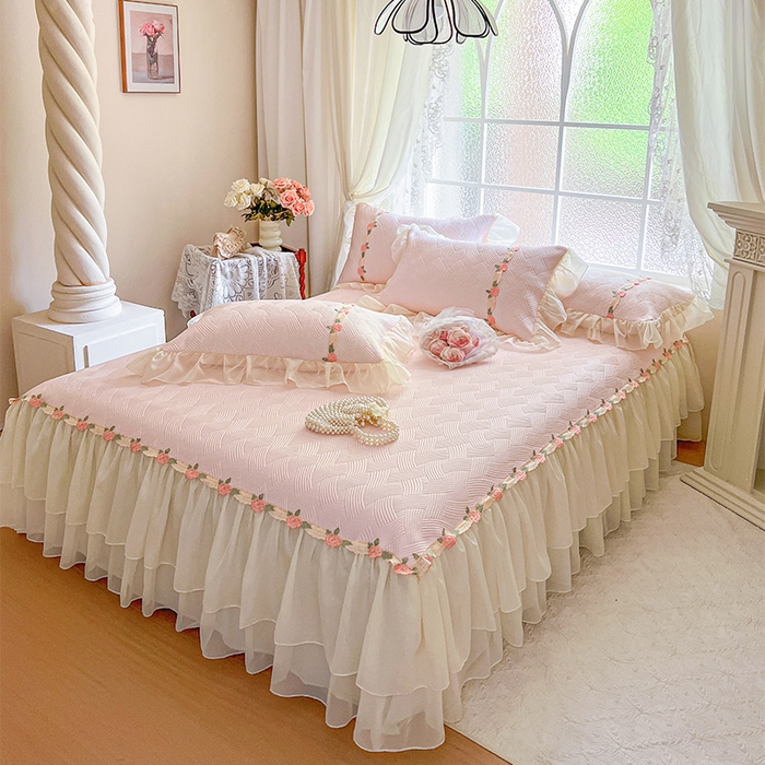 91家纺网 家纺一手货源 找家纺 瑞宝 2026新款负离子冰岛丝花边床裙款凉席夏被夏凉被空调被四件套-莉莉安 莉莉安-蜜粉