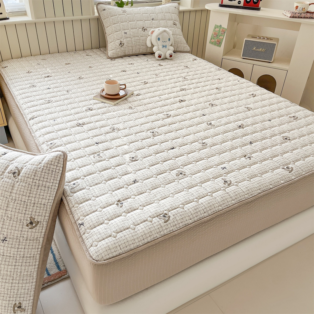 91家纺网 家纺一手货源 找家纺 优眠坊 2026新款亲肤泡芙纱夹棉单床笠床笠单件单品床笠三件套 织纹木马-夹棉款