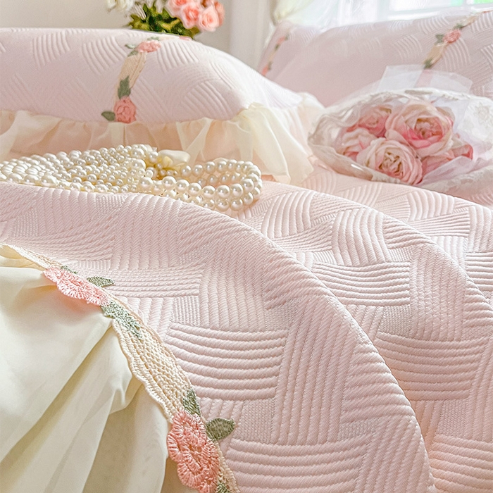 91家纺网 家纺一手货源 找家纺 瑞宝 2026新款负离子冰岛丝花边床裙款凉席夏被夏凉被空调被四件套-莉莉安 莉莉安-蜜粉