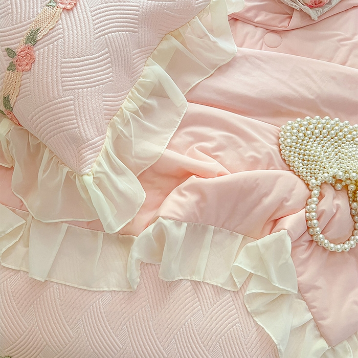 91家纺网 家纺一手货源 找家纺 瑞宝 2026新款负离子冰岛丝花边床裙款凉席夏被夏凉被空调被四件套-莉莉安 莉莉安-蜜粉