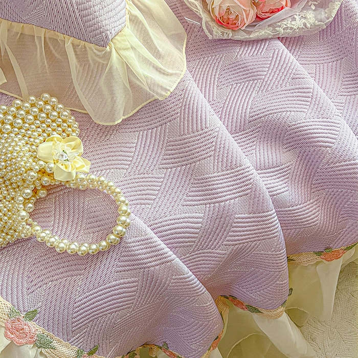 91家纺网 家纺一手货源 找家纺 瑞宝 2026新款负离子冰岛丝花边床裙款凉席夏被夏凉被空调被四件套-莉莉安 莉莉安-梦幻紫