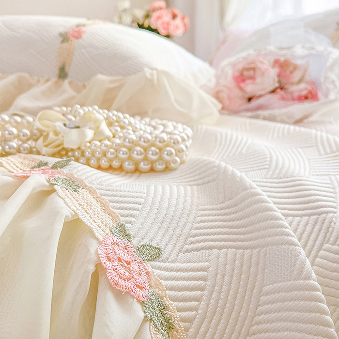 91家纺网 家纺一手货源 找家纺 瑞宝 2026新款负离子冰岛丝花边床裙款凉席夏被夏凉被空调被四件套-莉莉安 莉莉安-奶油白