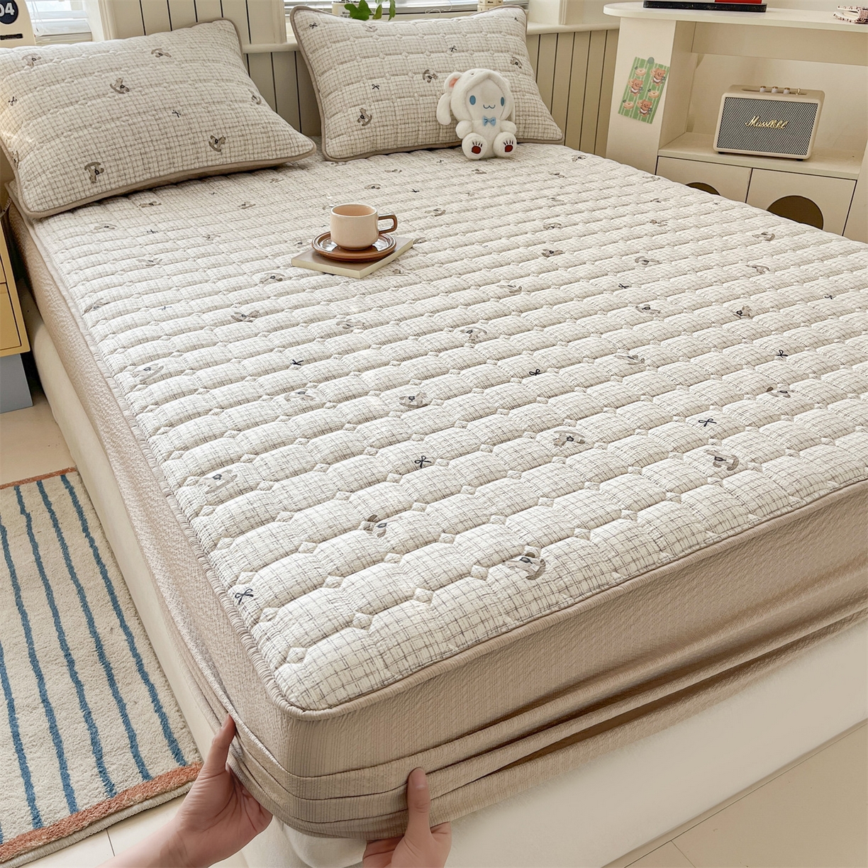 91家纺网 家纺一手货源 找家纺 优眠坊 2026新款亲肤泡芙纱夹棉单床笠床笠单件单品床笠三件套 织纹木马-夹棉款