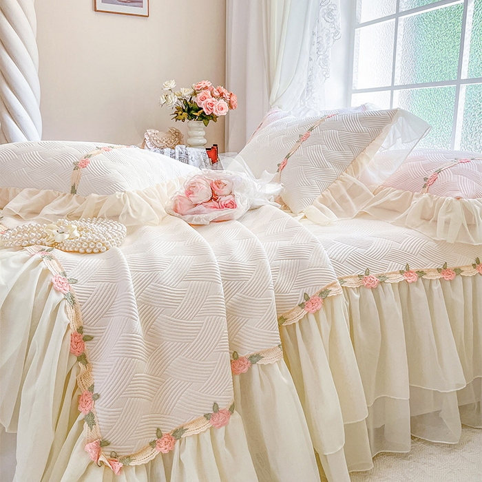 91家纺网 家纺一手货源 找家纺 瑞宝 2026新款负离子冰岛丝花边床裙款凉席夏被夏凉被空调被四件套-莉莉安 莉莉安-奶油白