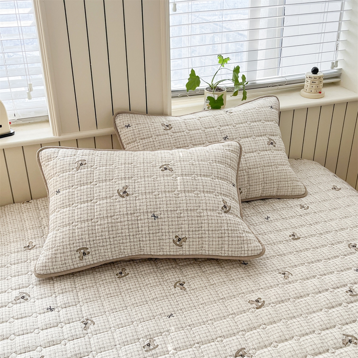 91家纺网 家纺一手货源 找家纺 优眠坊 2026新款亲肤泡芙纱夹棉单床笠床笠单件单品床笠三件套 织纹木马-夹棉款