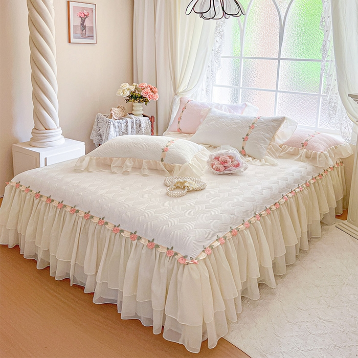 91家纺网 家纺一手货源 找家纺 瑞宝 2026新款负离子冰岛丝花边床裙款凉席夏被夏凉被空调被四件套-莉莉安 莉莉安-奶油白