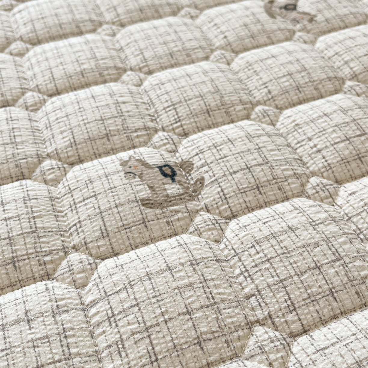 91家纺网 家纺一手货源 找家纺 优眠坊 2026新款亲肤泡芙纱夹棉单床笠床笠单件单品床笠三件套 织纹木马-夹棉款