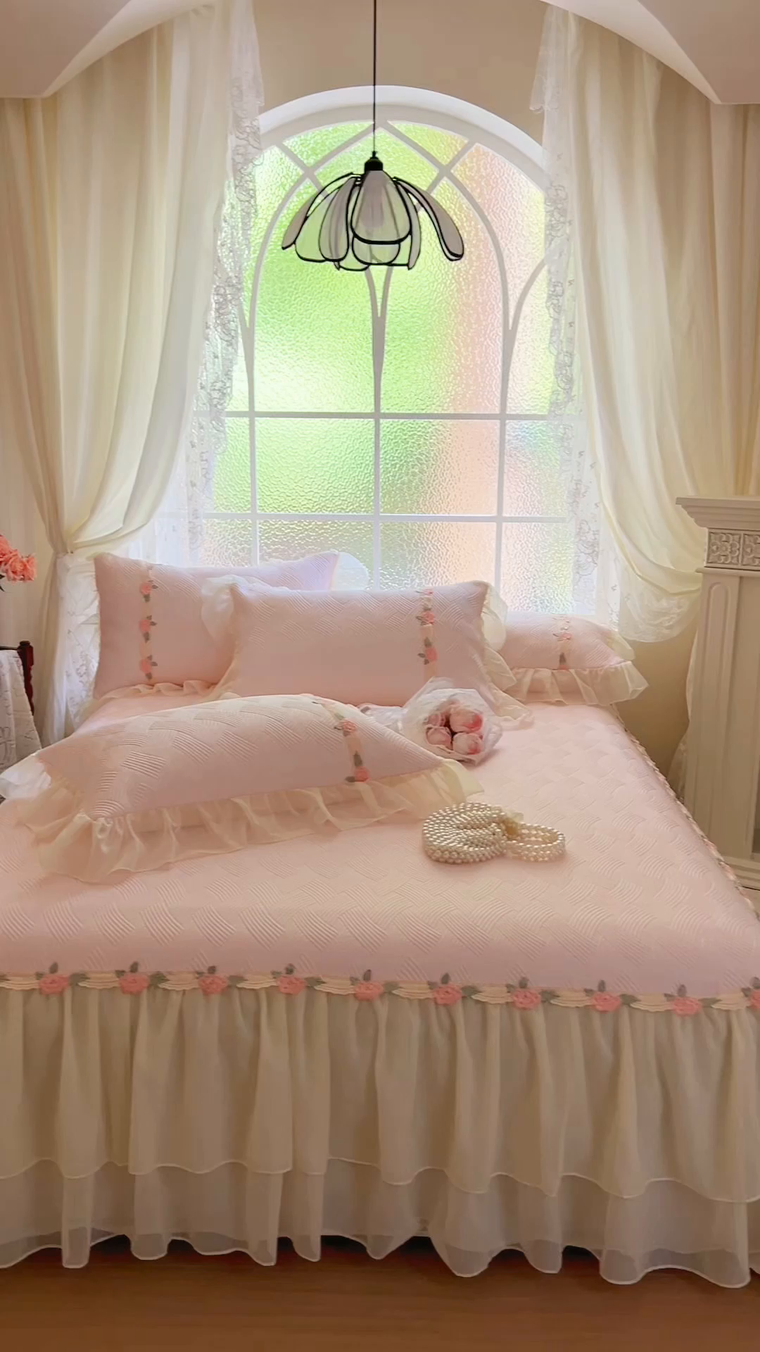 91家纺网 家纺一手货源 找家纺 瑞宝 2026新款负离子冰岛丝花边床裙款凉席夏被夏凉被空调被四件套-莉莉安 莉莉安-蜜粉