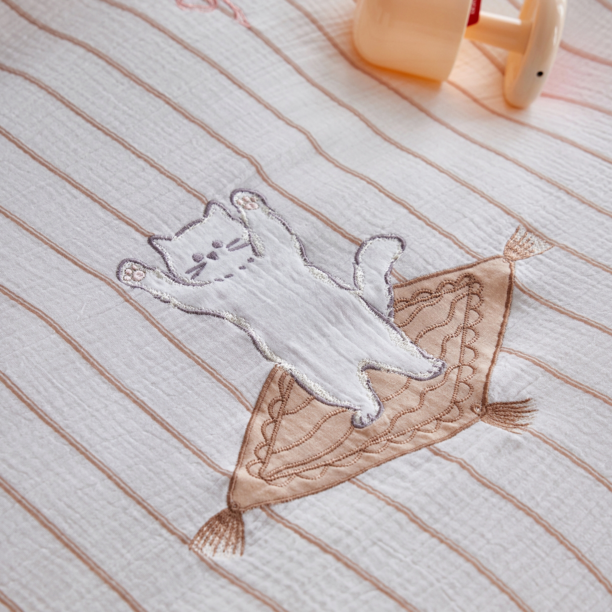 91家纺网 家纺一手货源 找家纺 沐珩家纺 2026新款直播爆款A类母婴级条纹全棉双层皱皱纱纯棉绣花双层纱四件套 奶盐可露丽